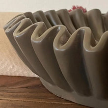 Load image into Gallery viewer, Minimal Ruffled Bowls