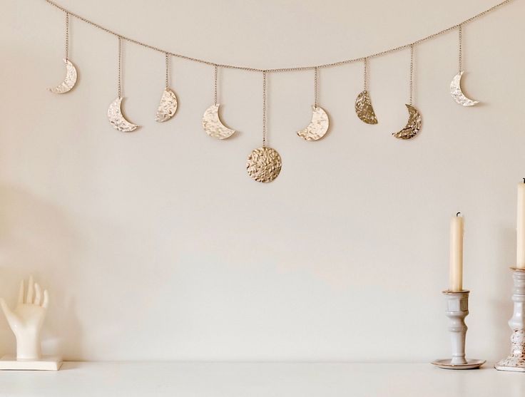 Guirnalda decorativa con fases lunares